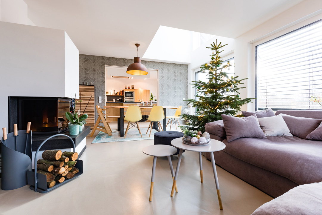 Innenarchitektur, Wohnzimmer, Küche, Couch, Weihnachtsbaum, Kamin, gemütlich, cozy, Esstisch